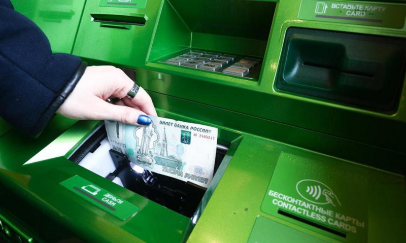 Сбербанк ввёл комиссию для перевода денег через банкоматы